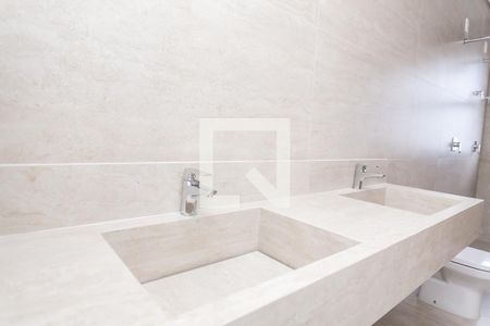 Casa de condomínio à venda com 329m², 4 quartos e 4 vagasBanheiro da Suíte 4