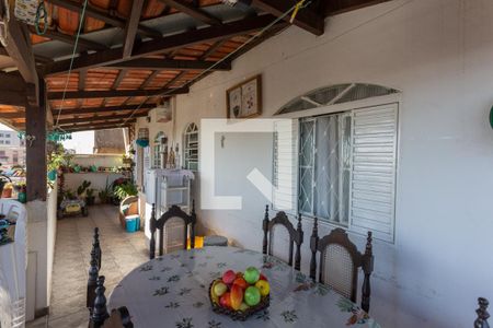 Casa à venda com 359m², 5 quartos e 3 vagas Casa à venda com 359m², 5 quartos e 3 vagasVaranda