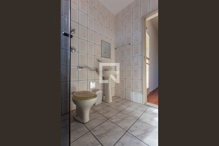 Casa à venda com 359m², 5 quartos e 3 vagas Casa à venda com 359m², 5 quartos e 3 vagasBanheiro 2