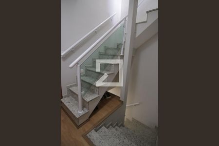 Casa para alugar com 150m², 2 quartos e 2 vagasEscada