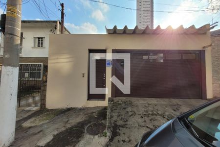 Casa para alugar com 180m², 2 quartos e 1 vaga Casa para alugar com 180m², 2 quartos e 1 vagaFachada