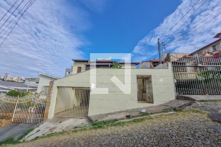Casa à venda com 210m², 6 quartos e 4 vagasFachada