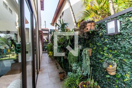 Casa de condomínio à venda com 350m², 4 quartos e 5 vagas Casa de condomínio à venda com 350m², 4 quartos e 5 vagasCorredor