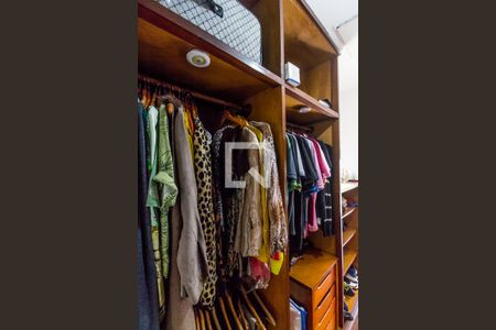 Casa de condomínio à venda com 350m², 4 quartos e 5 vagas Casa de condomínio à venda com 350m², 4 quartos e 5 vagasCloset da suíte