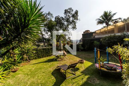 Casa de condomínio à venda com 350m², 4 quartos e 5 vagas Casa de condomínio à venda com 350m², 4 quartos e 5 vagasQuintal