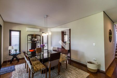 Casa de condomínio à venda com 350m², 4 quartos e 5 vagas Casa de condomínio à venda com 350m², 4 quartos e 5 vagasSala de Jantar