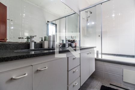 Casa de condomínio à venda com 350m², 4 quartos e 5 vagas Casa de condomínio à venda com 350m², 4 quartos e 5 vagasBanheiro da Suíte 1