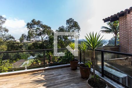 Casa de condomínio à venda com 350m², 4 quartos e 5 vagas Casa de condomínio à venda com 350m², 4 quartos e 5 vagasVaranda