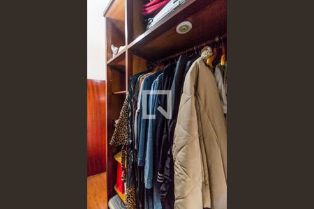 Casa de condomínio à venda com 350m², 4 quartos e 5 vagas Casa de condomínio à venda com 350m², 4 quartos e 5 vagasCloset da suíte