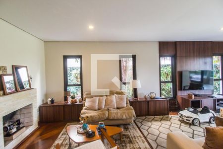 Sala de TV de casa de condomínio para alugar com 4 quartos, 302m² em Alphaville, Santana de Parnaíba