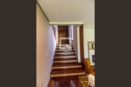 Escada de casa de condomínio para alugar com 4 quartos, 302m² em Alphaville, Santana de Parnaíba