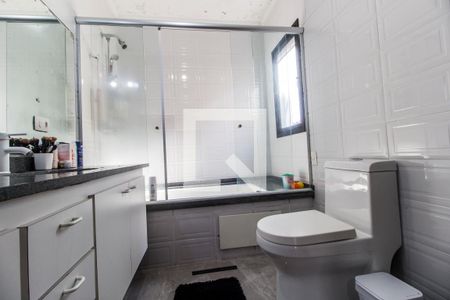 Casa de condomínio à venda com 350m², 4 quartos e 5 vagas Casa de condomínio à venda com 350m², 4 quartos e 5 vagasBanheiro da Suíte 1