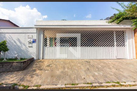 Casa à venda com 351m², 4 quartos e 3 vagasFachada