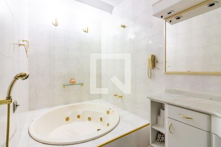 Casa à venda com 351m², 4 quartos e 3 vagasBanheiro da Suíte 2