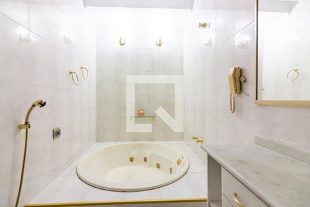 Casa à venda com 351m², 4 quartos e 3 vagasBanheiro da Suíte 2