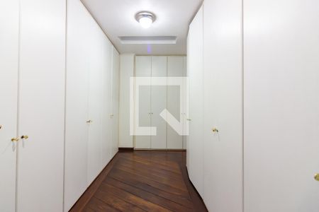 Casa à venda com 351m², 4 quartos e 3 vagasCloset