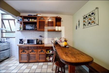 Casa para alugar com 390m², 4 quartos e 2 vagas Casa para alugar com 390m², 4 quartos e 2 vagasCozinha