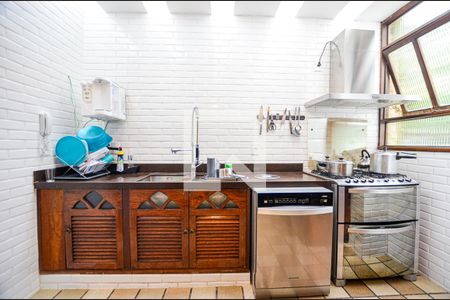 Casa para alugar com 390m², 4 quartos e 2 vagas Casa para alugar com 390m², 4 quartos e 2 vagasCozinha