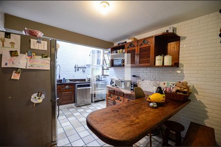 Casa para alugar com 390m², 4 quartos e 2 vagas Casa para alugar com 390m², 4 quartos e 2 vagasCozinha