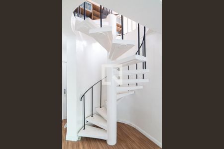 Apartamento à venda com 140m², 3 quartos e 1 vaga Apartamento à venda com 140m², 3 quartos e 1 vagaEscada