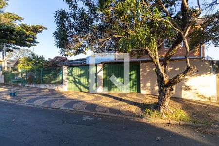 Casa à venda com 312m², 5 quartos e 2 vagasFachada