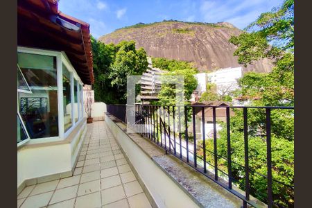 Casa à venda com 354m², 4 quartos e 2 vagas Casa à venda com 354m², 4 quartos e 2 vagasVaranda