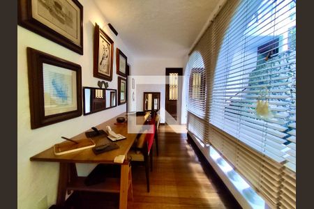 Casa à venda com 354m², 4 quartos e 2 vagas Casa à venda com 354m², 4 quartos e 2 vagasCorredor