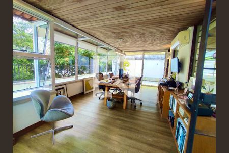 Casa à venda com 354m², 4 quartos e 2 vagas Casa à venda com 354m², 4 quartos e 2 vagasEscritório