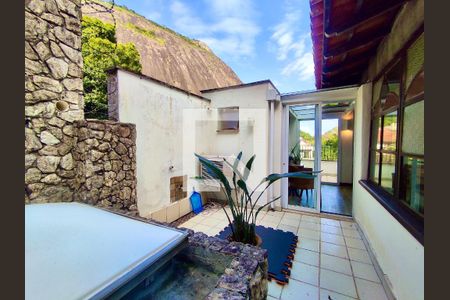 Casa à venda com 354m², 4 quartos e 2 vagas Casa à venda com 354m², 4 quartos e 2 vagasVaranda