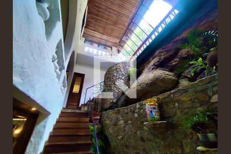 Casa à venda com 354m², 4 quartos e 2 vagas Casa à venda com 354m², 4 quartos e 2 vagasEscada