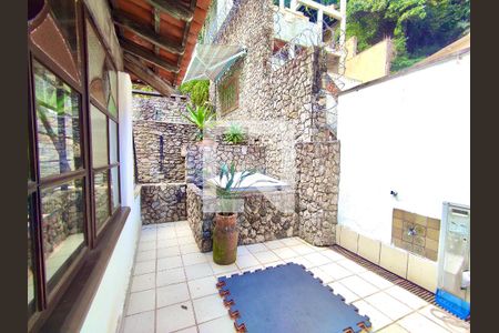 Casa à venda com 354m², 4 quartos e 2 vagas Casa à venda com 354m², 4 quartos e 2 vagasVaranda