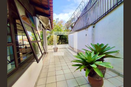 Casa à venda com 354m², 4 quartos e 2 vagas Casa à venda com 354m², 4 quartos e 2 vagasVaranda