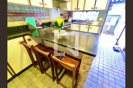 Casa à venda com 354m², 4 quartos e 2 vagas Casa à venda com 354m², 4 quartos e 2 vagasCozinha