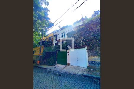 Casa à venda com 354m², 4 quartos e 2 vagas Casa à venda com 354m², 4 quartos e 2 vagasFachada