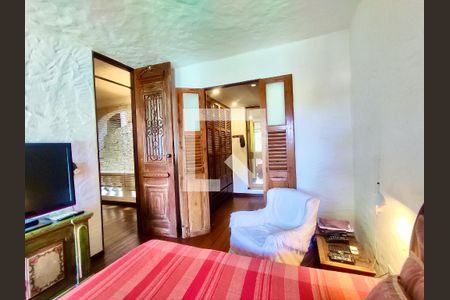 Casa à venda com 354m², 4 quartos e 2 vagas Casa à venda com 354m², 4 quartos e 2 vagasSuíte