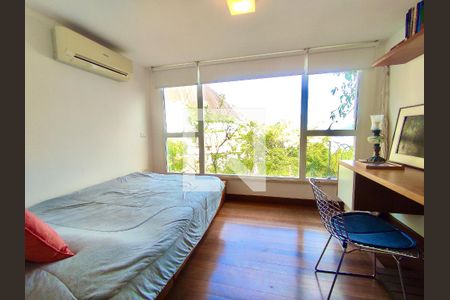 Casa à venda com 354m², 4 quartos e 2 vagas Casa à venda com 354m², 4 quartos e 2 vagasSuíte 3