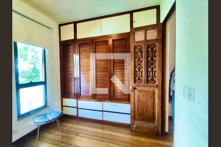 Casa à venda com 354m², 4 quartos e 2 vagas Casa à venda com 354m², 4 quartos e 2 vagasQuarto