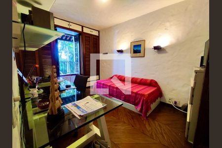 Casa à venda com 354m², 4 quartos e 2 vagas Casa à venda com 354m², 4 quartos e 2 vagasSuíte