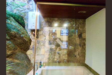 Casa à venda com 354m², 4 quartos e 2 vagas Casa à venda com 354m², 4 quartos e 2 vagasSuíte banheiro