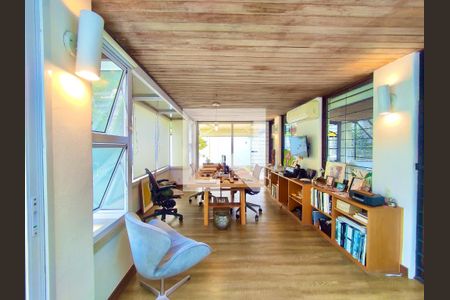 Casa à venda com 354m², 4 quartos e 2 vagas Casa à venda com 354m², 4 quartos e 2 vagasEscritório