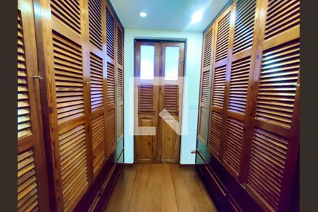 Casa à venda com 354m², 4 quartos e 2 vagas Casa à venda com 354m², 4 quartos e 2 vagasSuíte Closet