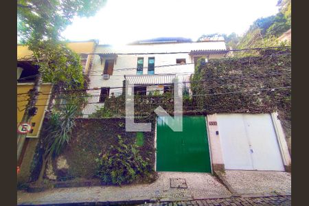 Casa à venda com 354m², 4 quartos e 2 vagas Casa à venda com 354m², 4 quartos e 2 vagasFachada