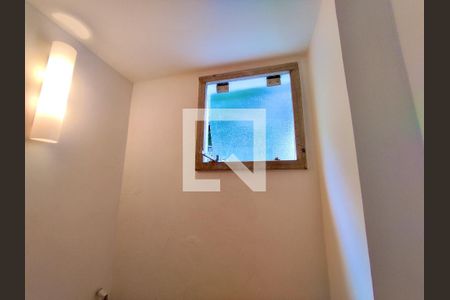 Casa à venda com 354m², 4 quartos e 2 vagas Casa à venda com 354m², 4 quartos e 2 vagasEscritório banheiro