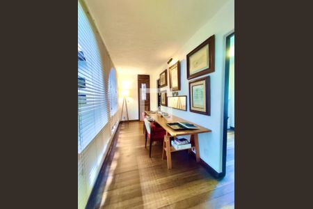 Casa à venda com 354m², 4 quartos e 2 vagas Casa à venda com 354m², 4 quartos e 2 vagasCorredor