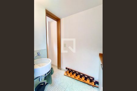 Casa à venda com 354m², 4 quartos e 2 vagas Casa à venda com 354m², 4 quartos e 2 vagasEscritório banheiro