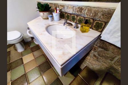 Casa à venda com 354m², 4 quartos e 2 vagas Casa à venda com 354m², 4 quartos e 2 vagasSuíte banheiro