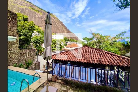 Casa à venda com 354m², 4 quartos e 2 vagas Casa à venda com 354m², 4 quartos e 2 vagasPiscina