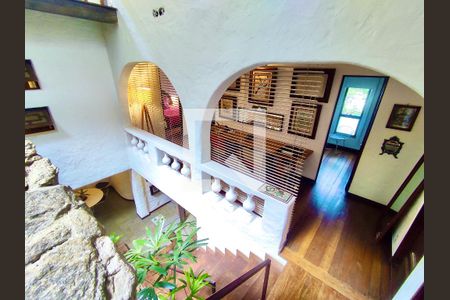 Casa à venda com 354m², 4 quartos e 2 vagas Casa à venda com 354m², 4 quartos e 2 vagasEscada