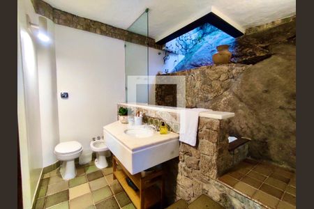 Casa à venda com 354m², 4 quartos e 2 vagas Casa à venda com 354m², 4 quartos e 2 vagasSuíte banheiro