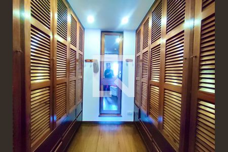 Casa à venda com 354m², 4 quartos e 2 vagas Casa à venda com 354m², 4 quartos e 2 vagasSuíte closet